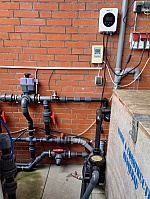 Der Frequenzumrichter regelt die Pumpendrehzahl.